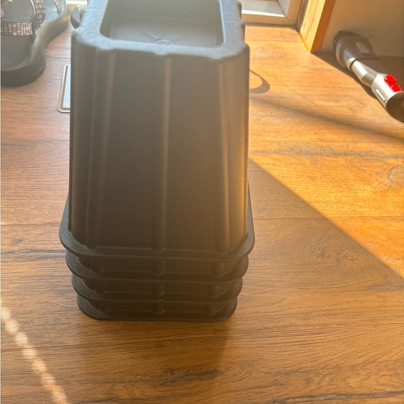 Set of four bed risers - Picture 2 of 3